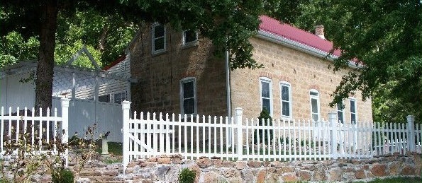 Hermann Missouri Lodging - Clementine's Cottage